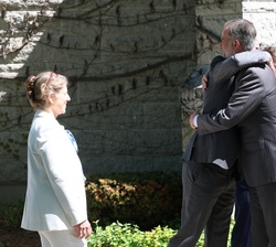 Su Majestad el Rey recibido a su llegada a Lakefield College School 