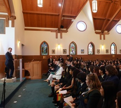 Vista general de la Capilla A.W. Mackenzie durante el acto académico en Lakefield College School