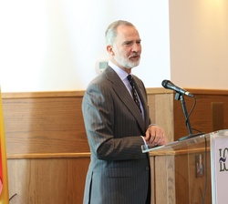 Don Felipe durante su intervención en el acto académico en Lakefield College School