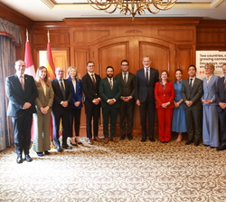 Forografía de grupo de Su Majestad el Rey con representantes de las aerolíneas Iberia, Air Transat, Air Canada y Westjet, que han presentado el crecim