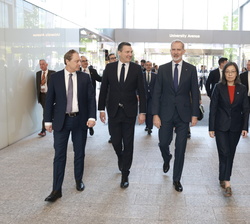 Su Majestad el Rey a su llegada al MaRS Centre para participar en el Encuentro empresarial España-Canadá 