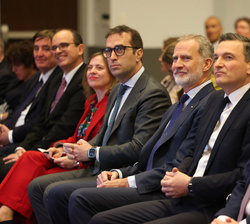 Su Majestad el Rey en primera fila de asientos durante el encuentro empresarial España - Canadá