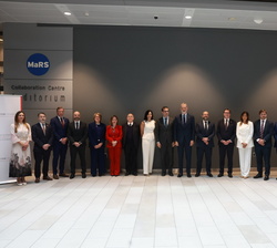 Fotografía de grupo de Su Majestad el Rey con las autoridades y los miembros de la Junta Directiva de la Cámara de Comercio