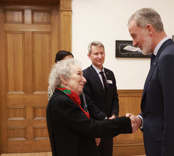 Su Majestad el Rey recibe el saludo de la escritora Margaret Atwood