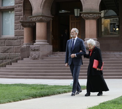 Su Majestad el Rey acompañado de la escritora Margaret Atwood pasea por los los jardines de la Universidad