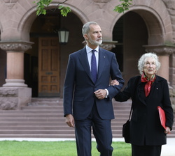 Su Majestad el Rey pasea con la escritora Margaret Atwood, Premio Internacional de Poesía Joan Margarit