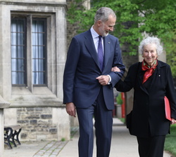 Su Majestad el Rey conversa con la escritora Margaret Atwood, Premio Internacional de Poesía Joan Margarit