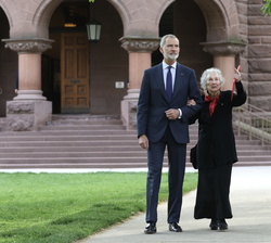 Su Majestad el Rey acompañado de la escritora Margaret Atwood pasea por los los jardines de la Universidad