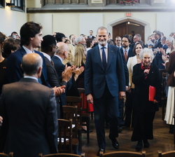 Su Majestad el Rey acompañado de la escritora Margaret Atwood reciben un caluroso recibimiento a su llegada al salón