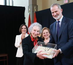 Su Majestad el Rey entrega el III Premio Internacional de Poesía Joan Margarit a la escritora Margaret Atwood