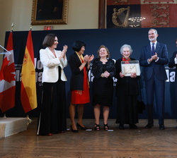 Fotografía de grupo de Su Majestad el Rey tras la entrega del III Premio Internacional de Poesía Joan Margarit a la escritora Margaret Atwood