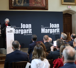 La escritora Margaret Atwood agradece el galardón