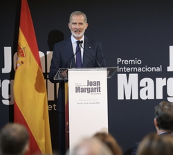 Su Majestad el Rey durante su intervención en la entrega del III Premio Internacional de Poesía Joan Margarit a la escritora Margaret Atwood