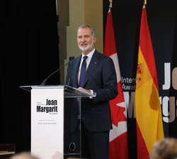 Su Majestad el Rey durante su intervención en la entrega del III Premio Internacional de Poesía Joan Margarit a la escritora Margaret Atwood