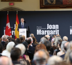 Vista general del salón durante la intervenció de Su Majestad el Rey en la entrega del III Premio Internacional de Poesía Joan Margarit a la escritora