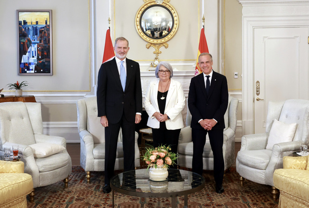 Su Majestad el Rey junto a la Gobernadora General de Canadá, Mary Simon y el primer ministro de Canadá, Mark Carney