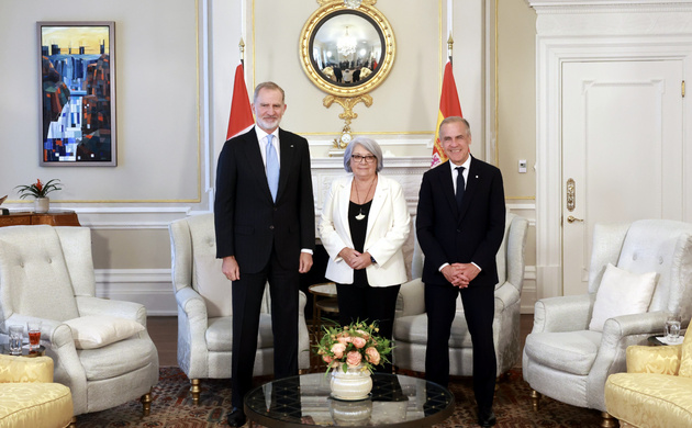 Su Majestad el Rey junto a la Gobernadora General de Canadá, Mary Simon y el primer ministro de Canadá, Mark Carney