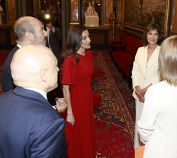 Doña Letizia conversa con los galardonados, Paloma Cervilla, premiada en la categoría de “Parlamentarismo”, Héctor Esteban García, premiad