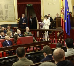 Diana Arias, maestra de ceremonias del acto y Pedro Rollán, presidente del Senado, en la presentación y lectura del acta de concesión de los premios