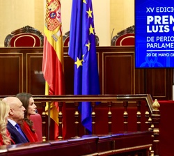 La Reina ocupa su lugar en el banco rojo durante el desarrollo de la ceremonia