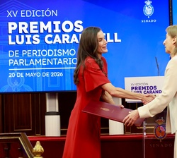 Doña Letizia hace entrega del Premio “Luis Carandell” en la categoría de “Parlamentarismo” a Paloma Cervilla
