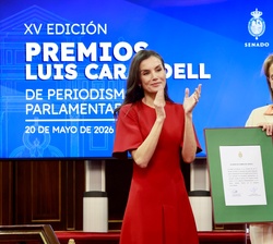 Doña Letizia y Paloma Cervilla, Premio “Luis Carandell” en la categoría de “Parlamentarismo”