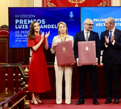 La Reina con los Galardonados, Paloma Cervilla, premiada en la categoría de “Parlamentarismo”, Héctor Esteban García, premiado en la categ