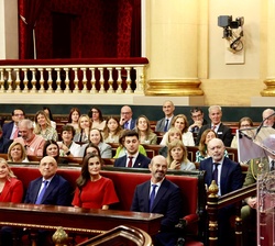 Doña Letizia escucha las palabras de agradecimiento de Héctor Esteban García