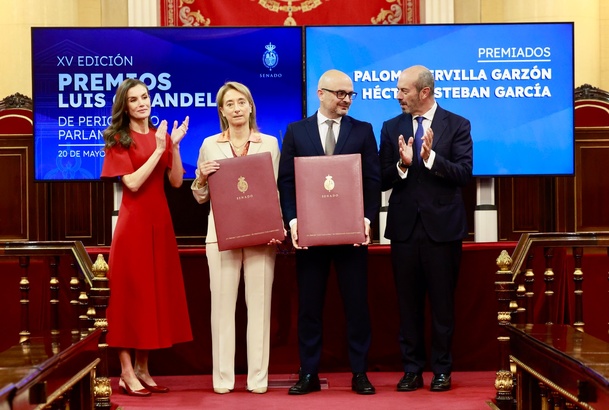 La Reina con los Galardonados, Paloma Cervilla, premiada en la categoría de “Parlamentarismo”, Héctor Esteban García, premiado en la categ