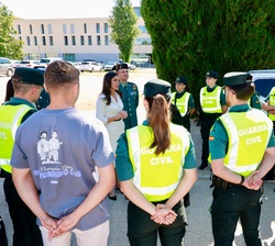 Doña Letizia conversa con los alumnos participantes en los ejercicios de Dispositivos Operativos en Vía Pública