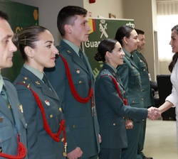 Doña Letizia recibe el saludo de profesores y alumnos de la Academia de Oficiales de la Guardia Civil