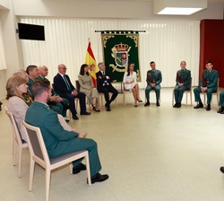 La Reina preside la reunión mantenida con profesores y alumnos de la Academia de Oficiales de la Guardia Civil