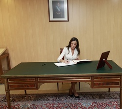Doña Letizia firma en el Libro de Honor de la Academia de Oficiales de la Guardia Civil