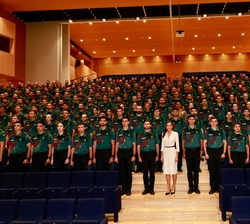 Fotografía de grupo de Su Majestad la Reina con los alumnos de la Academia de Oficiales de la Guardia Civil