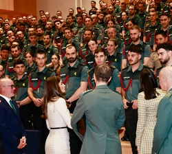 Doña Letizia conversa con los alumnos de la Academia de Oficiales de la Guardia Civil