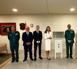Doña Letizia junta a la placa conmemorativa del décimo aniversario de la actual sede de la Academia