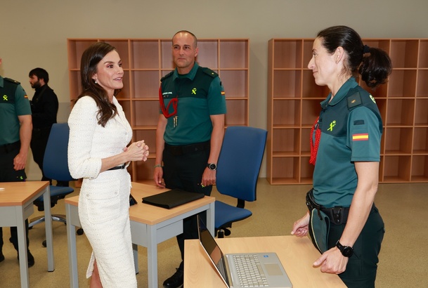 Doña Letizia conversa con una alumna participante en la práctica 