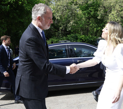 Su Majestad el Rey recibe el saludo de la presidenta de la Junta de Extremadura y presidenta del Patronato de la Fundación Academia Europea e Iberoame