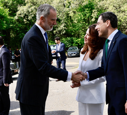 Don Felipe recibe el saludo de la presidenta y del vicepresidente primero del Comité Europeo de las Regiones, Kata Tüttő y Juan Manuel Moreno Bonilla