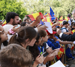 Don Felipe saluda a niños y familias a la entrada del Monasterio de San Jerónimo de Yuste
