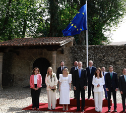 Su Majestad el Rey junto a los representantes del Comité Europeo de las Regiones y autoridades asistentes al acto