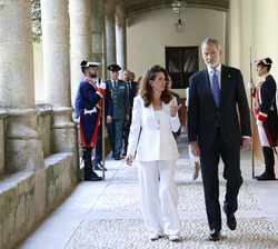 Su Majestad el Rey junto a Kata Tüttő durante la entrega del XIX “Premio Europeo Carlos V”