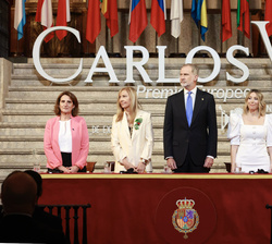 Su Majestad el Rey junto a las autoridades que componen la mesa presidencial