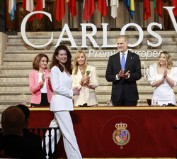 Su Majestad el Rey recibe a la presidenta del Comité Europeo de las Regiones al comienzo de la ceremonia de entrega del premio