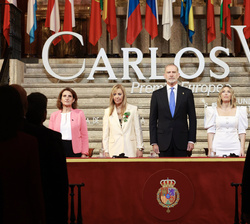 Su Majestad el Rey junto a las autoridades asistentes durante la interpretación del Himno de Europa