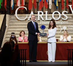El Rey hace entrega del galardón a la presidenta del Comité Europeo de las Regiones