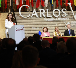 Su Majestad el Rey atendiendo a la intervencion de la Presidenta del Comité Europeo de las Regiones