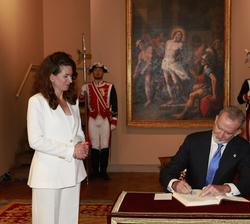 Don Felipe firma el libo de honor de la Fundación Academia Europea e Iberoamericana de Yuste