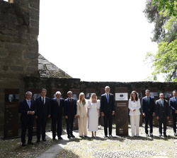 Don Felipe en el tótem del Comité Europeo de las Regiones con motivo de la entrega del Premio Europeo Carlos V