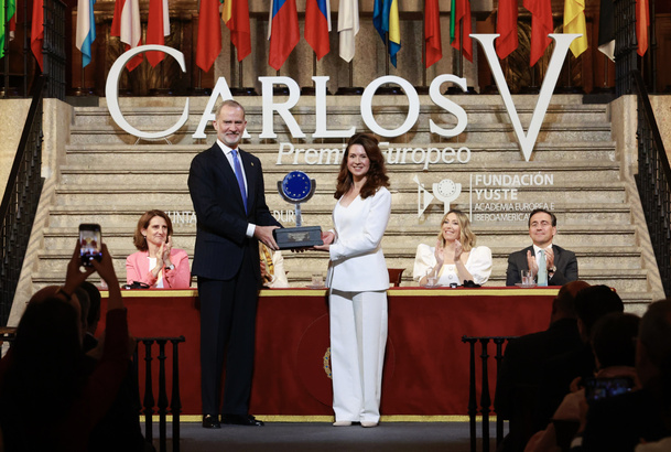 El Rey hace entrega del galardón a la presidenta del Comité Europeo de las Regiones